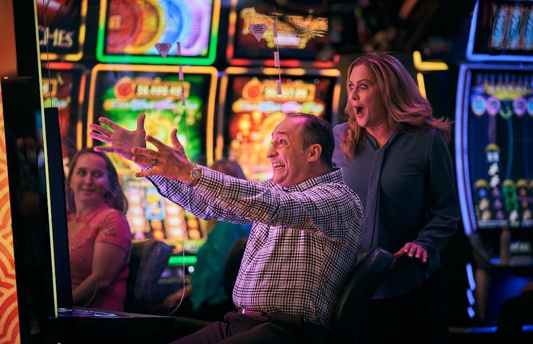couple excited to win slots